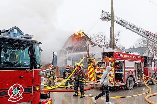 MIKE DEAL / WINNIPEG FREE PRESS
Winnipeg Fire Paramedic Service (WFPS) crews at a house fire at 1070 Selkirk Avenue Monday morning.
231106 - Monday, November 06, 2023.