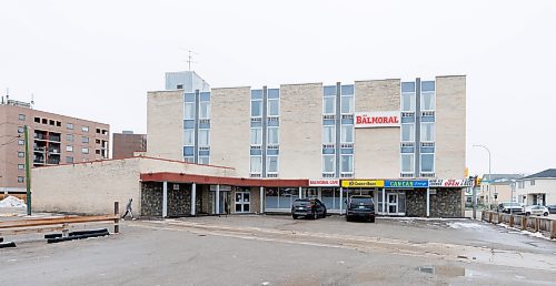 MIKE DEAL / WINNIPEG FREE PRESS
1JustCity&#x2019;s drop-in program, which offers food and wellness programming, is moving to the Balmoral Hotel. The beer vendor nearby is slated to become a medical centre. 
See Malak Abas story
231106 - Monday, November 06, 2023.