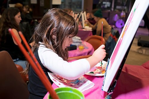 BROOK JONES / WINNIPEG FREE PRESS
Carolina Vella and her husband Silvio host Paint A Picture Parties at various locations across Manitoba. Pictured: Five-year-old Paula, who is the daughter of Carolina and Silvio, paints a picture of a cat during Paint Your Pet party at The Riverside Tap and Table in Winnipeg, Man., Sunday, Nov. 5, 2023. The event included 13 participants, including Paula.