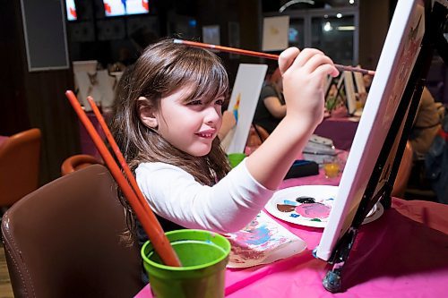 BROOK JONES / WINNIPEG FREE PRESS
Carolina Vella and her husband Silvio host Paint A Picture Parties at various locations across Manitoba. Pictured: Five-year-old Paula, who is the daughter of Carolina and Silvio, paints a picture of a cat during Paint Your Pet party at The Riverside Tap and Table in Winnipeg, Man., Sunday, Nov. 5, 2023. The event included 13 participants, including Paula.