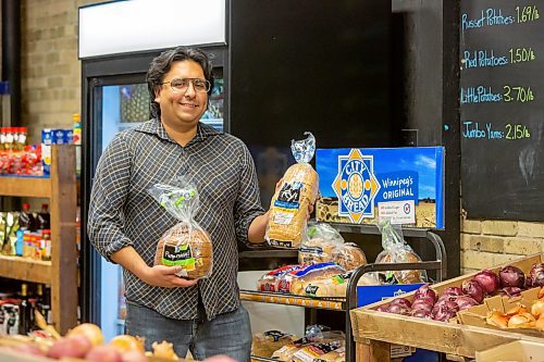 BROOK JONES / WINNIPEG FREE PRESS
The Ashdown Market, a grocery store that opened in the Exchange District in May 2023, is becoming bigger through a new partnership with Federate Cooperative Limited. Pictured: Ashdown Market co-owner Josh Giesbrecht, 32, promoting local bread from City Bread at 171 Bannatyne Ave., in Winnipeg, Man., Tuesday, Nov. 7, 2023. Giesbrecht is a co-owner of Ashdown Market with Marley Mecas.
