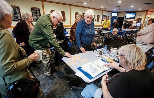 JOHN WOODS / WINNIPEG FREE PRESS
People pick cards to determine their board number. Susan Dokken, centre, organizes cribbage events on Tuesdays at the Transcona Legion.