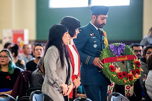 MIKAELA MACKENZIE / WINNIPEG FREE PRESS

MP Leah Gazan and Minister of Veterans Affairs Ginette Petitpas Taylor lay a wreath at the 27th Annual Indigenous Veterans&#x560;Day Ceremony at Neeginan Centre on Wednesday, Nov. 8, 2023. For Erik story.
Winnipeg Free Press 2023.