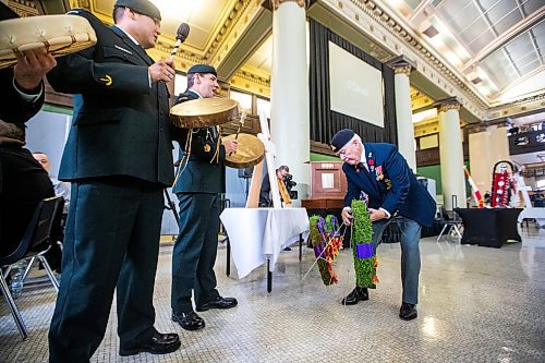 MIKAELA MACKENZIE / WINNIPEG FREE PRESS

Denis Lamirande lays a wreath at the 27th Annual Indigenous Veterans&#x560;Day Ceremony at Neeginan Centre on Wednesday, Nov. 8, 2023. For Erik story.
Winnipeg Free Press 2023.