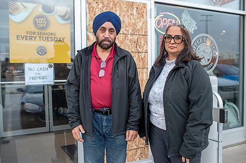 BROOK JONES / WINNIPEG FREE PRESS
The Coffee Culture Caf&#xe9; and Eatery at 2864 Pembina Highway in Winnipeg, Man., was broken into Sunday, Nov. 5, 2023. PIctured: Co-owners Paramjeet Mehendiratta and his wife Sandeep Mehendiratta stand next to the doorlight which was borken.