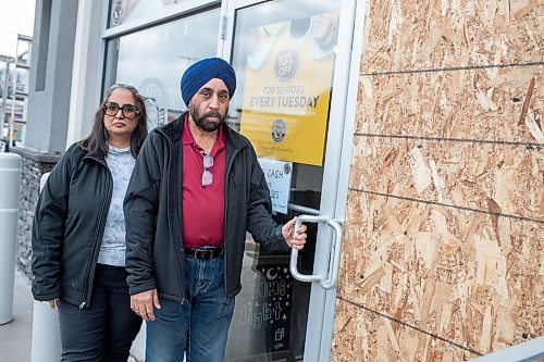 BROOK JONES / WINNIPEG FREE PRESS
The Coffee Culture Caf&#xe9; and Eatery at 2864 Pembina Highway in Winnipeg, Man., was broken into Sunday, Nov. 5, 2023. PIctured: Co-owners Sandeep Mehendiratta (left) and her husband Paramjeet Mehendiratta stand next to the doorlight which was borken.