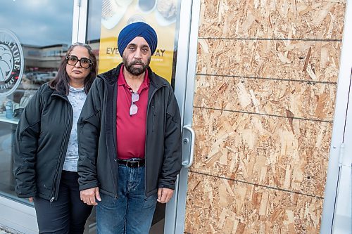 BROOK JONES / WINNIPEG FREE PRESS
The Coffee Culture Caf&#xe9; and Eatery at 2864 Pembina Highway in Winnipeg, Man., was broken into Sunday, Nov. 5, 2023. PIctured: Co-owners Sandeep Mehendiratta (left) and her husband Paramjeet Mehendiratta stand next to the doorlight which was broken.