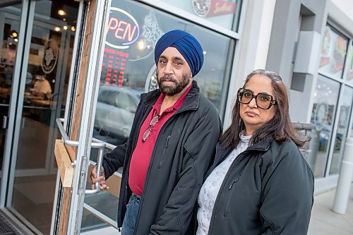 BROOK JONES / WINNIPEG FREE PRESS
The Coffee Culture Caf&#xe9; and Eatery at 2864 Pembina Highway in Winnipeg, Man., was broken into Sunday, Nov. 5, 2023. PIctured: Co-owners Paramjeet Mehendiratta (left) and his wife Sandeep Mehendiratta stand next to the doorlight which was borken.