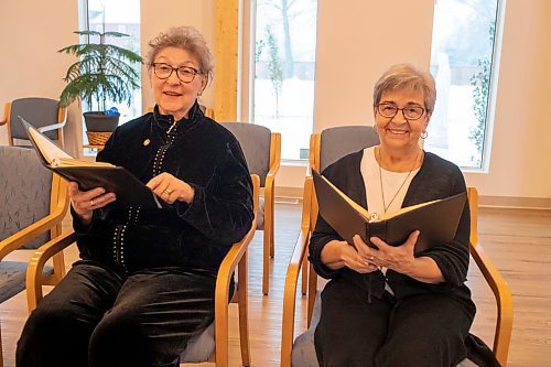 BROOK JONES / WINNIPEG FREE PRESS
After 60 years located on 74 acres in the RM of West St. Paul, St. Benedict's Monastery has moved to its new location at 419 Youville St., in St. Boniface. Pictured: Sister Dorothy Levandosky (left), who is the canonical administrator of St. Benedict's Monastery, and Sister Mary Coswin, read The Divine Offering while sitting inside the chapel at the monastery in Winnipeg, Man., Tuesday, Nov. 7, 2023.