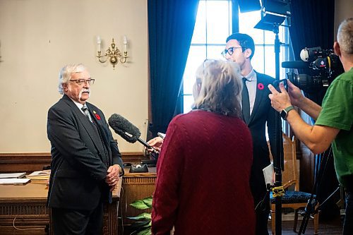 MIKAELA MACKENZIE / WINNIPEG FREE PRESS

Freshly acclaimed house speaker Tom Lindsey speaks to the media in his new office at the Manitoba Legislative Building on Thursday, Nov. 9, 2023. For Carol story.
Winnipeg Free Press 2023.