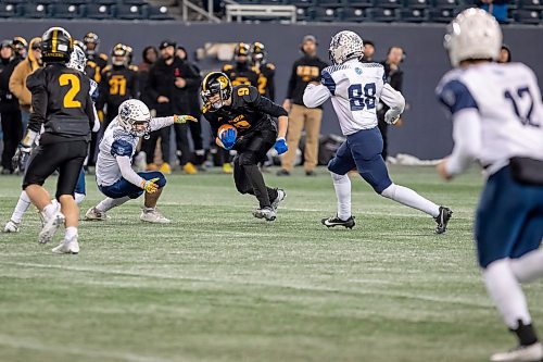 BROOK JONES / WINNIPEG FREE PRESS
The Dakota Collegiate Lancers earned a 28-7 victory over the Grand Park High School Pirates in the Winnipeg High School Football League AAAA Final of the ANAVETS Bowl at IG Field in Winnipeg, Man., Friday, Nov. 10, 2023. Pictured: Dakota Lancers wide receiver Mason Voogt runs with the football as Grant Park Pirates linebacker Max Payne gives chase during third quarter action.
