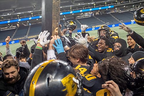 BROOK JONES / WINNIPEG FREE PRESS
The Dakota Collegiate Lancers earned a 28-7 victory over the Grand Park High School Pirates in the Winnipeg High School Football League AAAA Final of the ANAVETS Bowl at IG Field in Winnipeg, Man., Friday, Nov. 10, 2023. Pictured: The Dakota Lancers high school football team celebrating their team victory by hoisting the ANAVETS Bowl.