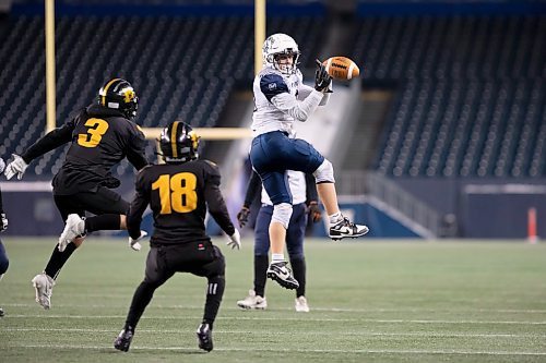 BROOK JONES / WINNIPEG FREE PRESS
The Dakota Collegiate Lancers earned a 28-7 victory over the Grant Park High School Pirates in the Winnipeg High School Football League AAAA Final of the ANAVETS Bowl at IG Field in Winnipeg, Man., Friday, Nov. 10, 2023. Pictured: Grant Park Pirates wide receiver Brock Greavers (No. 8) leaps in the air to catch a pass from his teammmate and quarterback Scott Sissson as Dakota Lancers linebacker Noah McCorriston (No. 3) and his teammate defensive back Augustine Nkundimana (No. 18) watch during fourth quarter action.