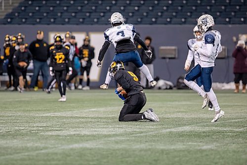 BROOK JONES / WINNIPEG FREE PRESS
The Dakota Collegiate Lancers earned a 28-7 victory over the Grant Park High School Pirates in the Winnipeg High School Football League AAAA Final of the ANAVETS Bowl at IG Field in Winnipeg, Man., Friday, Nov. 10, 2023. Pictured: Grant Park Pirates linebacker Mohammad Alkhtab (No. 3) leaps over Dakota Collegiate wide receiver Mason Voogt (No. 9) as the Lancer's player catches the football during fourth quarter action.
