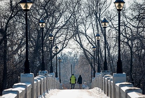 JOHN WOODS / WINNIPEG FREE PRESS
Pedestrians enjoy the sun during a walk over the Assiniboine River park bridge in Winnipeg Sunday, November  12, 2023. Temperatures are expected to be higher than normal this week.

Reporter: standup
