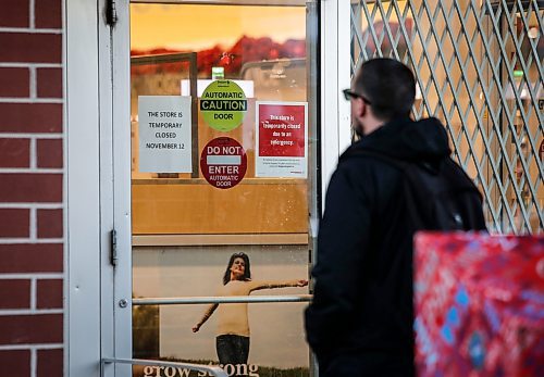 JOHN WOODS / WINNIPEG FREE PRESS
The Osbourne Village Shoppers Drug Mart in Winnipeg was closed due to three people being allegedly stabbed Sunday, November  12, 2023. 

Reporter: searle