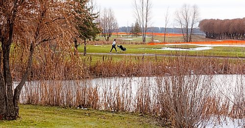 MIKE DEAL / WINNIPEG FREE PRESS
Golfers took the opportunity to hit the links at Southside Golf Course which opened its course because of the warm weather. 
See Kevin Rollason story
231113 - Monday, November 13, 2023.