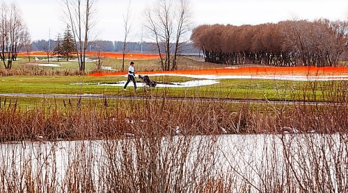 MIKE DEAL / WINNIPEG FREE PRESS
Golfers took the opportunity to hit the links at Southside Golf Course which opened its course because of the warm weather. 
See Kevin Rollason story
231113 - Monday, November 13, 2023.