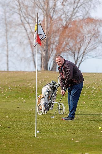 MIKE DEAL / WINNIPEG FREE PRESS
Golfer Dragan Velaja took the opportunity to hit the links at Southside Golf Course which opened its course because of the warm weather. 
See Kevin Rollason story
231113 - Monday, November 13, 2023.