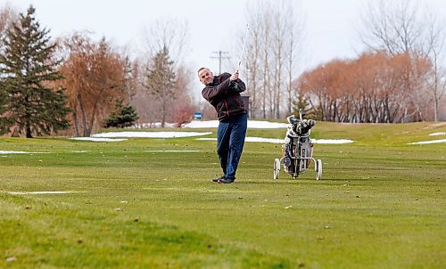 MIKE DEAL / WINNIPEG FREE PRESS
Golfer Dragan Velaja took the opportunity to hit the links at Southside Golf Course which opened its course because of the warm weather. 
See Kevin Rollason story
231113 - Monday, November 13, 2023.