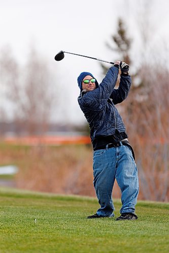 MIKE DEAL / WINNIPEG FREE PRESS
Golfer Andy Stupak took the opportunity to hit the links at Southside Golf Course which opened its course because of the warm weather. 
See Kevin Rollason story
231113 - Monday, November 13, 2023.