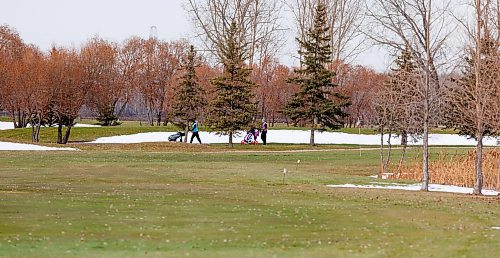 MIKE DEAL / WINNIPEG FREE PRESS
Golfers Kimberley (left) and MacKenzie (right) took the opportunity to hit the links at Southside Golf Course which opened its course because of the warm weather. 
See Kevin Rollason story
231113 - Monday, November 13, 2023.