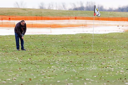 MIKE DEAL / WINNIPEG FREE PRESS
Golfer Dragan Velaja puts on a temporary green which is also covered in fallen leaves during an afternoon round at Southside Golf Course which opened its course because of the warm weather. 
All the courses greens were fenced off for the winter leaving greens with pins set up in the fairways.
See Kevin Rollason story
231113 - Monday, November 13, 2023.