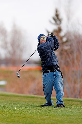 MIKE DEAL / WINNIPEG FREE PRESS
Golfer Andy Stupak took the opportunity to hit the links at Southside Golf Course which opened its course because of the warm weather. 
See Kevin Rollason story
231113 - Monday, November 13, 2023.