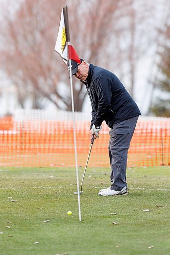 MIKE DEAL / WINNIPEG FREE PRESS
Golfer Kevin Milne took the opportunity to hit the links at Southside Golf Course which opened its course because of the warm weather. 
All the courses greens were fenced off for the winter leaving greens with pins set up in the fairways.
See Kevin Rollason story
231113 - Monday, November 13, 2023.