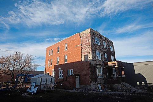 14112023
Demolition work on the Brandon YWCA Meredith Place building began last week with the salvaging of bricks for future use. (Tim Smith/The Brandon Sun) 