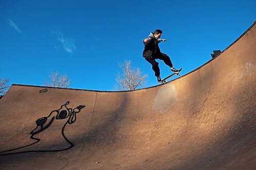 14112023
Lukas Trout takes advantage of the warm mid-November weather to shred the Kristopher Campbell Memorial Skate Plaza on Tuesday afternoon. Environment Canada is forecasting daytime highs in the low pluses for the next week. (Tim Smith/The Brandon Sun) 