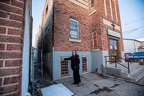 MIKAELA MACKENZIE / WINNIPEG FREE PRESS
Stephanie Sarlakis, secretary of Holy Ascension Greek Orthodox Church, shows the fence that they canմ keep secure on the side of the building on Thursday, Nov. 16, 2023. After another fire in a vacant building next door and a rash of break-ins, members of the Point Douglas church are asking themselves whether the congregation has a future in the neighbourhood. For Chris story.
Winnipeg Free Press 2023.