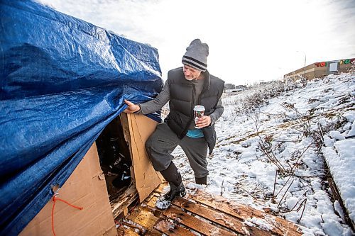 MIKAELA MACKENZIE / WINNIPEG FREE PRESS

Bill Pchajek shows the entrance to the shack he built beside Omand&#x573; Creek on Thursday, Nov. 16, 2023. For Tyler story.
Winnipeg Free Press 2023.