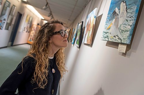 BROOK JONES / WINNIPEG FREE PRESS
St. James-Assinniboia Public Library branch head librarian Stephanie George is pictured looking at paintings on display on the second floor of the local library in Winnipeg, Man., Tuesday, Nov. 7, 2023.