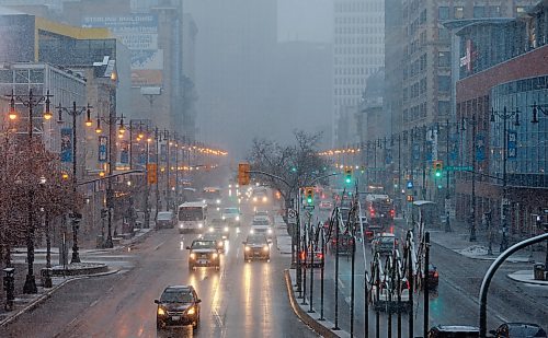 MIKE DEAL / WINNIPEG FREE PRESS
Heavy snowfall returns Thursday morning as pedestrians and vehicles navigate rush hour traffic along Portage Avenue.
231116 - Thursday, November 16, 2023.
