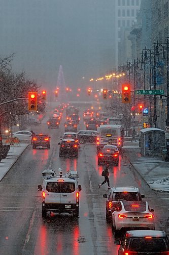 MIKE DEAL / WINNIPEG FREE PRESS
Heavy snowfall returns Thursday morning as pedestrians and vehicles navigate rush hour traffic along Portage Avenue.
231116 - Thursday, November 16, 2023.