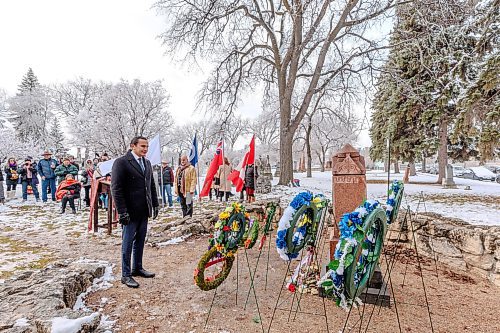 MIKE DEAL / WINNIPEG FREE PRESS
Premier Wab Kinew lays a wreath at the gravesite of Louis Riel on the 138th anniversary of his execution.
The Manitoba Métis Federation (MMF) hosted the commemoration that was attended by dignitaries from the federal, provincial and civic governments along with Red River Métis Citizens and other community representatives. They paid tribute to Riel and his leadership of the Red River Métis, whose hand was instrumental in the creation of the province of Manitoba.
231116 - Thursday, November 16, 2023.