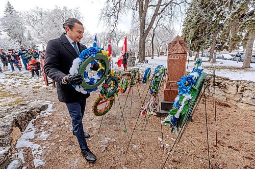 MIKE DEAL / WINNIPEG FREE PRESS
Premier Wab Kinew lays a wreath at the gravesite of Louis Riel on the 138th anniversary of his execution.
The Manitoba M&#xe9;tis Federation (MMF) hosted the commemoration that was attended by dignitaries from the federal, provincial and civic governments along with Red River M&#xe9;tis Citizens and other community representatives. They paid tribute to Riel and his leadership of the Red River M&#xe9;tis, whose hand was instrumental in the creation of the province of Manitoba.
231116 - Thursday, November 16, 2023.