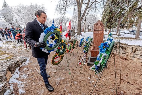 MIKE DEAL / WINNIPEG FREE PRESS
Premier Wab Kinew lays a wreath at the gravesite of Louis Riel on the 138th anniversary of his execution.
The Manitoba Métis Federation (MMF) hosted the commemoration that was attended by dignitaries from the federal, provincial and civic governments along with Red River Métis Citizens and other community representatives. They paid tribute to Riel and his leadership of the Red River Métis, whose hand was instrumental in the creation of the province of Manitoba.
231116 - Thursday, November 16, 2023.