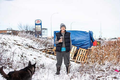 MIKAELA MACKENZIE / WINNIPEG FREE PRESS

Bill Pchajek and his dog, Gabby, with the shack he built beside Omand&#x573; Creek on Thursday, Nov. 16, 2023. For Tyler story.
Winnipeg Free Press 2023.