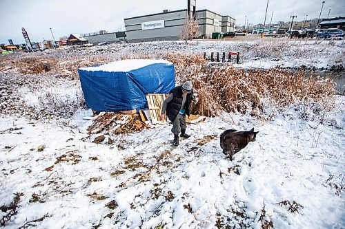 MIKAELA MACKENZIE / WINNIPEG FREE PRESS

Bill Pchajek and his dog, Gabby, with the shack he built beside Omand&#x573; Creek on Thursday, Nov. 16, 2023. For Tyler story.
Winnipeg Free Press 2023.