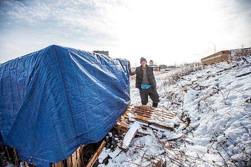 MIKAELA MACKENZIE / WINNIPEG FREE PRESS

Bill Pchajek with the shack he built beside Omand&#x573; Creek on Thursday, Nov. 16, 2023. For Tyler story.
Winnipeg Free Press 2023.