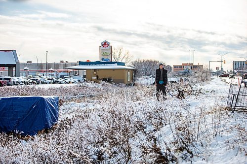 MIKAELA MACKENZIE / WINNIPEG FREE PRESS

Bill Pchajek and his dog, Gabby, with the shack he built beside Omand&#x573; Creek on Thursday, Nov. 16, 2023. For Tyler story.
Winnipeg Free Press 2023.