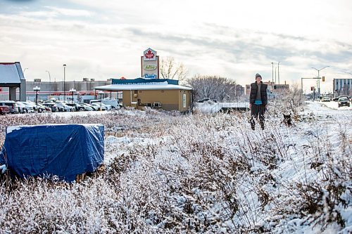 MIKAELA MACKENZIE / WINNIPEG FREE PRESS

Bill Pchajek and his dog, Gabby, with the shack he built beside Omand&#x573; Creek on Thursday, Nov. 16, 2023. For Tyler story.
Winnipeg Free Press 2023.