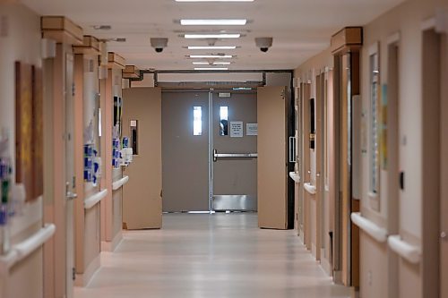 MIKE DEAL / WINNIPEG FREE PRESS
An empty hallway on the fifth floor of the Grace Hospital.
231117 - Friday, November 17, 2023.