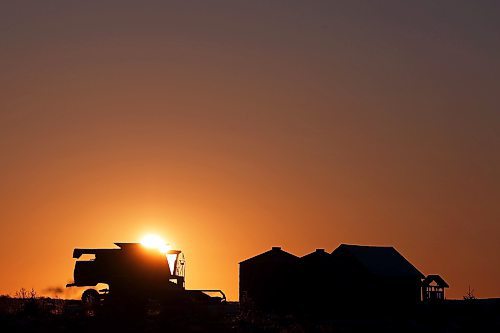 17112023
The sun sets behind a parked combine west of Brandon on a clear Friday evening.
(Tim Smith/The Brandon Sun) 