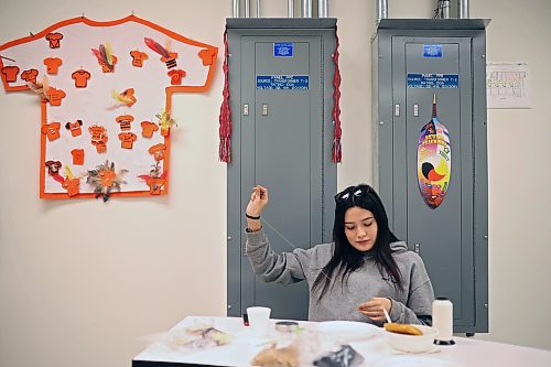 17112023
Student Raylene Constant beads during a lunch provided by Prairie Hope High School for students and their families in conjunction with an open house at the school in Brandon on Friday. The high school provides lunches for students five days a week.
(Tim Smith/The Brandon Sun) 