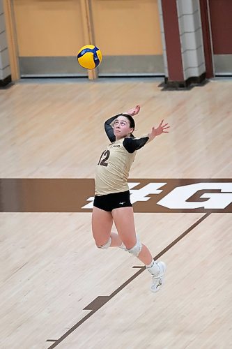 BROOK JONES / WINNIPEG FREE PRESS
The University of Manitoba Bisons play host to the visiting Mount Royal Cougars in Canada West women's volleyball action inside Investors Group Athletic Centre at the University of Manitoba Fort Garry campus in Winnipeg, Man., Friday, Nov. 17, 2023. The Bisons earned a 3-0 (25-13, 25-19, 25-21) victory over the Cougars. Pictured: U of M Bisons setter Katreena Bentley serves the volleyball during second set action.