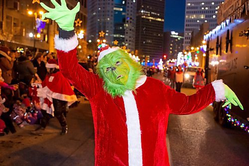 BROOK JONES / WINNIPEG FREE PRESS
The Grinch having fun during the Manitoba Hydro Santa Claus Parade in Winnipeg, Man., Saturday, Nov. 18, 2023. The Santa Claus parade has run annually in Winnipeg since the former Eaton&#x2019;s department store organized the first one in 1909.