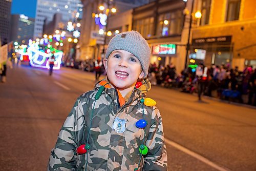 BROOK JONES / WINNIPEG FREE PRESS
Four-year-old Jameson, who is from Kenora, Ont., is all smiles as he watches the Manitoba Hydro Santa Claus Parade in Winnipeg, Man., Saturday, Nov. 18, 2023. The Santa Claus parade has run annually in Winnipeg since the former Eaton&#x2019;s department store organized the first one in 1909.